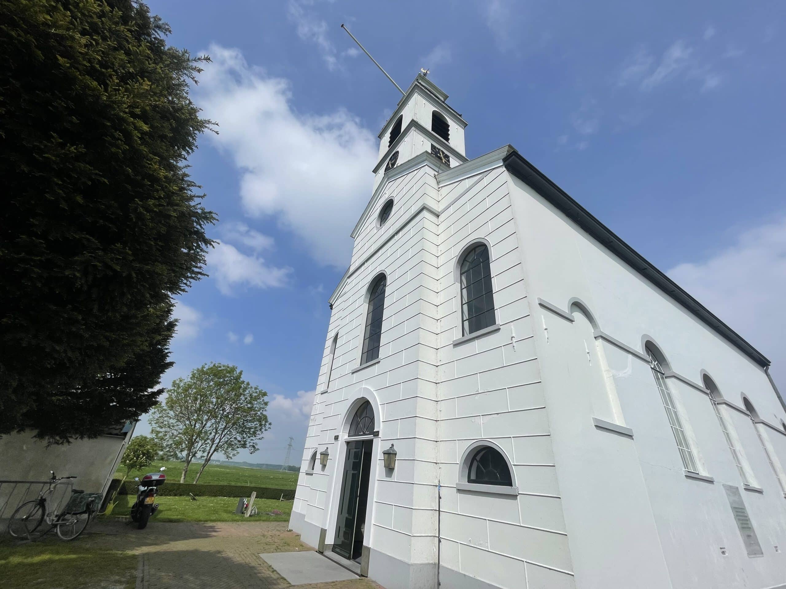 Het witte kerkje van Simonshaven is ons natuurlijk als makelaar niet onbekend.